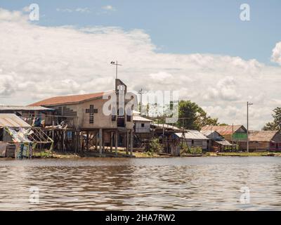 Belen, Perù- Dic 2017: Vita quotidiana sull'acqua nella pianura alluvionale del fiume Itaya, la parte più povera di Iquitos - Belén. Venezia dell'America Latina. Iquitos Foto Stock