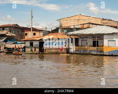 Belen, Perù- Dic 2017: Vita quotidiana sull'acqua nella pianura alluvionale del fiume Itaya, la parte più povera di Iquitos - Belén. Venezia dell'America Latina. Iquitos Foto Stock