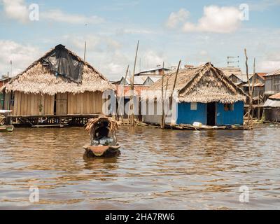 Belen, Perù- Dic 2017: Vita quotidiana sull'acqua nella pianura alluvionale del fiume Itaya, la parte più povera di Iquitos - Belén. Venezia dell'America Latina. Iquitos Foto Stock