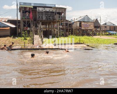 Belen, Perù- Dic 2017: Vita quotidiana sull'acqua nella pianura alluvionale del fiume Itaya, la parte più povera di Iquitos - Belén. Venezia dell'America Latina. Iquitos Foto Stock