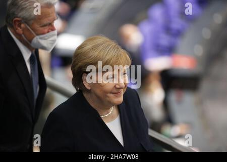 Berlino, Germania. 08th Dic 2021. L'ex cancelliere Angela Merkel nel Bundestag per l'elezione del nuovo cancelliere federale nell'edificio del Reichstag, a Berlino, il 8 dicembre 2021. OLAF Scholz ha vinto le elezioni. (Foto di Simone Kuhlmey/Pacific Press/Sipa USA) Credit: Sipa USA/Alamy Live News Foto Stock