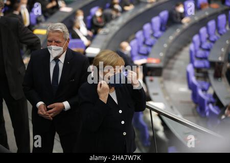 Berlino, Germania. 08th Dic 2021. L'ex cancelliere Angela Merkel nel Bundestag per l'elezione del nuovo cancelliere federale nell'edificio del Reichstag, a Berlino, il 8 dicembre 2021. OLAF Scholz ha vinto le elezioni. (Foto di Simone Kuhlmey/Pacific Press/Sipa USA) Credit: Sipa USA/Alamy Live News Foto Stock