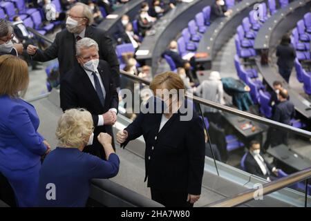 Berlino, Germania. 08th Dic 2021. L'ex cancelliere Angela Merkel nel Bundestag per l'elezione del nuovo cancelliere federale nell'edificio del Reichstag, a Berlino, il 8 dicembre 2021. OLAF Scholz ha vinto le elezioni. (Foto di Simone Kuhlmey/Pacific Press/Sipa USA) Credit: Sipa USA/Alamy Live News Foto Stock