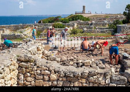 Sevastopol, Crimea, Russia - 08.19.2019:gli archeologi ricercatori si stancano i resti dell'antica città di Khersones in Crimea Foto Stock