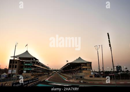 Abu Dhabi, Abu Dhabi. 11th Dic 2021. Yuki Tsunoda (JPN) AlphaTauri AT02. 11.12.2021. Formula 1 World Championship, Rd 22, Gran Premio di Abu Dhabi, Yas Marina Circuit, Abu Dhabi, Qualifiche Day. Il credito fotografico dovrebbe essere: XPB/Press Association Images. Credit: XPB Images Ltd/Alamy Live News Foto Stock