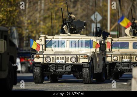 Bucarest, Romania - 01 dicembre 2021: Veicolo a ruote multiuso (HMMWV, Humvee colloquiale) dell'esercito rumeno durante il giorno nazionale mi Foto Stock