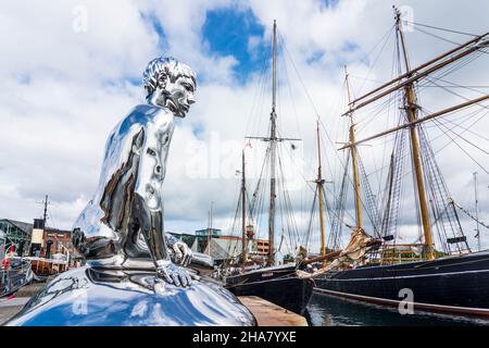 Helsingoer: Scultura in acciaio lucido Han (HE), Kulturhavn Kronborg, porto, navi a vela, a Helsingoer, Zelanda, Sealand, Sjaelland, Danimarca Foto Stock