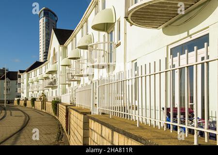 Swansea Seafront con alloggi abbastanza moderni e nuovi sotto forma di alloggi. Fotografato il 2021 novembre Foto Stock