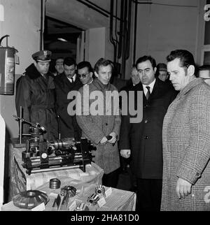 Warszawa, 1969-11-19. Wizyta delegacji partyjno-rz¹dowej Arabskiej Republiki Syryjskiej w Polsce. Delegacja pod przewodnittem sekretarza generalnego Partii Socjalistycznego Odrodzenia Arabskiego (BASSO), szefa pañstwa i rz¹du syryjskiego Nureddina Atassiego przyby³a do polski na zaproszenie Komitetu Centralnego Polskiej Partii Robotniczej (PZPR Pañstwa rz¹du L Rady). NZ. N. Atassi (2P) podczas wizyty w Zak³adach im. Waryñskiego - zwiedzanie ekspozycji czêœci maszyn budowlanych. mta PAP/Stanis³aw Czarnogórski Varsavia, 19 novembre 1969. La visita del governo e dei membri del partito del Foto Stock