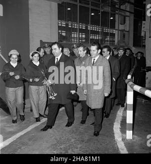 Warszawa, 1969-11-19. Wizyta delegacji partyjno-rz¹dowej Arabskiej Republiki Syryjskiej w Polsce. Delegacja pod przewodnittem sekretarza generalnego Partii Socjalistycznego Odrodzenia Arabskiego (BASSO), szefa pañstwa i rz¹du syryjskiego Nureddina Atassiego przyby³a do polski na zaproszenie Komitetu Centralnego Polskiej Partii Robotniczej (PZPR Pañstwa rz¹du L Rady). NZ. N. Atassi (CL) podczas wizyty w Zak³adach im. Waryñskiego - polveri goœci przez za³ogê. mta PAP/Stanis³aw Czarnogórski Varsavia, 21 novembre 1969. La visita del governo e dei membri del partito del Repub Arabo Siriano Foto Stock