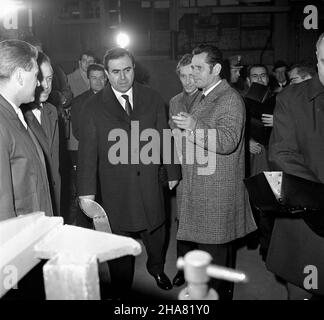 Warszawa, 1969-11-19. Wizyta delegacji partyjno-rz¹dowej Arabskiej Republiki Syryjskiej w Polsce. Delegacja pod przewodnittem sekretarza generalnego Partii Socjalistycznego Odrodzenia Arabskiego (BASSO), szefa pañstwa i rz¹du syryjskiego Nureddina Atassiego przyby³a do polski na zaproszenie Komitetu Centralnego Polskiej Partii Robotniczej (PZPR Pañstwa rz¹du L Rady). NZ. Wizyta N. Atassiego (CL) w Zak³adach im. Waryñskiego - zwiedzanie hal produkcyjnych. mta PAP/Stanis³aw D¹browiecki Varsavia, 19 novembre 1969. La visita del governo e dei membri del partito della Repubblica araba siriana a. Foto Stock