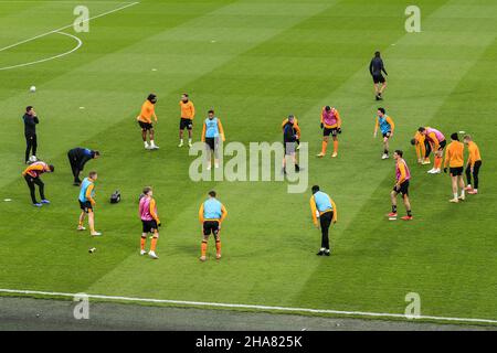 Hull, Regno Unito. 11th Dic 2021. Il team di Hull City si scalda prima della partita a Hull, Regno Unito, il 12/11/2021. (Foto di James Heaton/News Images/Sipa USA) Credit: Sipa USA/Alamy Live News Foto Stock