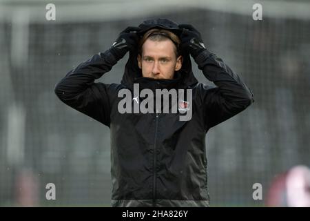 Josh Bowler #11 di Blackpool si nasconde dalla pioggia durante il riscaldamento pre-partita in, il 12/11/2021. (Foto di Craig Thomas/News Images/Sipa USA) Credit: Sipa USA/Alamy Live News Foto Stock