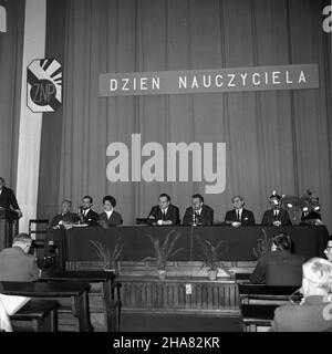 Warszawa, 1969-11-19. Z okazji dnia Nauczyciela odby³a siê w Unwersytecie Warszawskim uroczysta sesja, podczas której czterem wybitnym uczonym - profonorom: Marii ¯ebrowskiej, Janowi Legowi Legowiczowi, Stanis³awowi Herbstowi £ ukaszowi Kurdubachowi - nauczyego tytu³ Zas³u¿prauczyego L. NZ. Prezydium sesji podczas uroczystoœci. mta PAP/Adam Urbanek Varsavia, 19 novembre 1969. Festa dell'insegnante all'Università di Varsavia. Quattro educatori di spicco: Maria Zebrowska, Jan Legowicz, Stanislaw Herbst e Lukasz Kurdubach è stato decorato con il titolo di cortesia - insegnante polacco onorato. Nella figura: Foto Stock