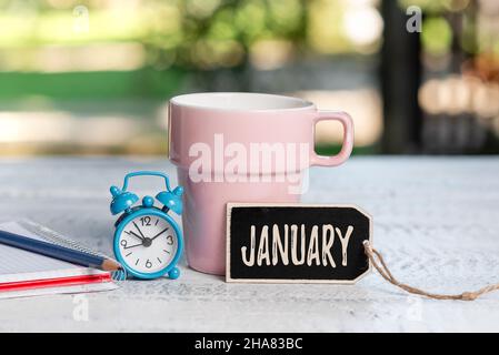 Presentazione della didascalia di gennaio. Parola scritta il primo mese dell'anno e considerato il secondo mese di inverno calmante e rinfrescante ambiente Foto Stock