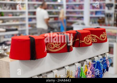 Kemer, Turchia - 08. 31. 2021: Vendita di cappelli turchi tradizionali di Fez a Kemer Foto Stock