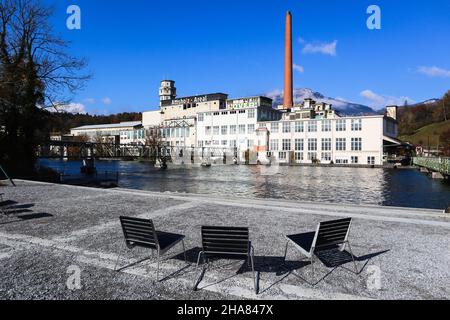 Vista sul fiume Aare fino all'area industriale Attilisholz abbandonata in Svizzera Foto Stock