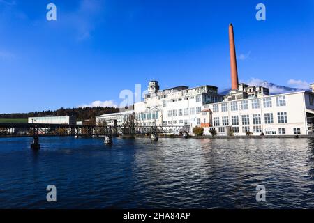 Vista sul fiume Aare fino all'area industriale Attilisholz abbandonata in Svizzera Foto Stock