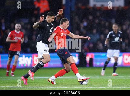 Aleksandar Mitrovic di Fulham (a sinistra) e Kal Naismith di Luton Town combattono per la palla durante la partita del campionato Sky Bet a Kenilworth Road, Luton. Data foto: Sabato 11 dicembre 2021. Foto Stock