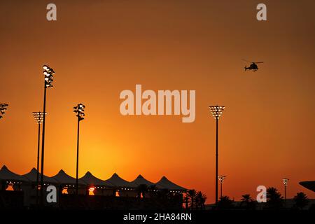 Abu Dhabi, Abu Dhabi. 11th Dic 2021. Circuito atmosfera - tramonto. Gran Premio di Abu Dhabi, sabato 11th dicembre 2021. Yas Marina Circuit, Abu Dhabi, Emirati Arabi Uniti. Credit: James Moy/Alamy Live News Foto Stock