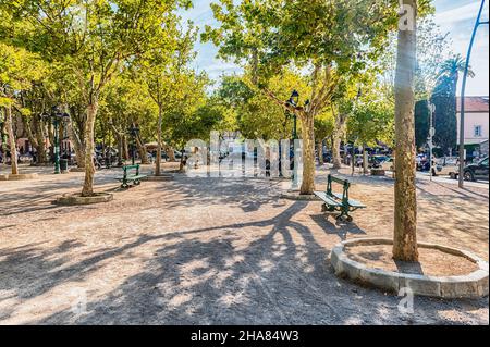 La panoramica Place des Lices a Saint-Tropez, Costa Azzurra, Francia. La piazza ospita sia un mercato provenzale che un parco giochi per le tipiche bocce Foto Stock