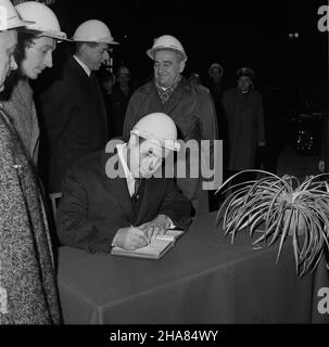 Warszawa, 1969-11-20. Wizyta delegacji partyjno-rz¹dowej Arabskiej Republiki Syryjskiej w Polsce. Delegacja pod przewodnittem sekretarza generalnego Partii Socjalistycznego Odrodzenia Arabskiego (BASSO), szefa pañstwa i rz¹du syryjskiego Nureddina Atassiego przyby³a do polski na zaproszenie Komitetu Centralnego Polskiej Partii Robotniczej (PZPR Pañstwa rz¹du L Rady). W przedostatnim dniu pobytu w Polsce delegacja syryjska przebywa³a w Warszawie, gdzie zwiedzi³a m.in. Hutê Warszawa, w której goœcie ogl¹dali zautomatyzowan¹ walcowniê. NZ. Szef delegacji syryjskiej N. Atassi wpisuje siê do k Foto Stock