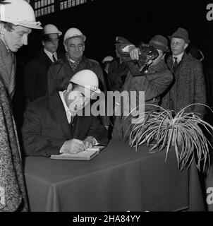 Warszawa, 1969-11-20. Wizyta delegacji partyjno-rz¹dowej Arabskiej Republiki Syryjskiej w Polsce. Delegacja pod przewodnittem sekretarza generalnego Partii Socjalistycznego Odrodzenia Arabskiego (BASSO), szefa pañstwa i rz¹du syryjskiego Nureddina Atassiego przyby³a do polski na zaproszenie Komitetu Centralnego Polskiej Partii Robotniczej (PZPR Pañstwa rz¹du L Rady). W przedostatnim dniu pobytu w Polsce delegacja syryjska przebywa³a w Warszawie, gdzie zwiedzi³a m.in. Hutê Warszawa, w której goœcie ogl¹dali zautomatyzowan¹ walcowniê. NZ. Szef delegacji syryjskiej N. Atassi wpisuje siê do k Foto Stock