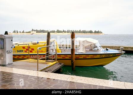 La barca gialla dell'ambulanza ormeggiata nella laguna di Venezia in Italia Foto Stock