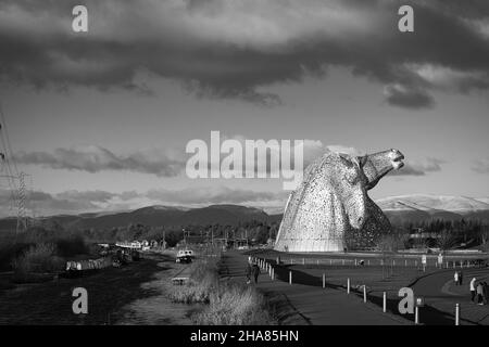 Vista monocromatica delle colline dietro i Kelpies a Falkirk Foto Stock