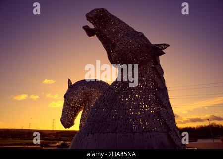 Kelpies quando il sole tramonta a Falkirk, Scozia Foto Stock