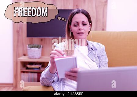 Scrittura a mano testo libertà. Panoramica aziendale libertà piuttosto che in confinamento o sotto controllo fisico guardando le lezioni online, leggendo Internet Foto Stock