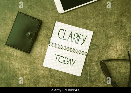 Chiarimento della didascalia concettuale. Internet Concept rendere una dichiarazione o una situazione meno confuso e più comprensibile legno desktable con smartphone Foto Stock