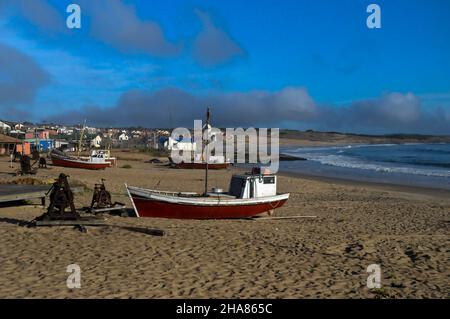 Porto di pesca sulla spiaggia di Punta del Diablo. Foto Stock