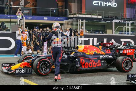 Yas Marina Circuit, Yas Island, 11 dicembre 2021 Max Verstappen (NED), Red Bull Racing RB16B pole position celebrazione durante LA FORMULA 1 ETIHAD AIRWAYS ABU DHABI GRAND PRIX 2021 Emirati Arabi Uniti Phil Duncan Foto Stock