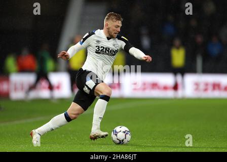 Kamil Jozwiak della contea di Derby durante la partita del campionato Sky Bet al Pride Park Stadium di Derby. Data foto: Sabato 11 dicembre 2021. Foto Stock