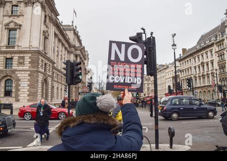 Londra, Regno Unito. 11th dicembre 2021. I manifestanti si sono riuniti in Piazza del Parlamento per protestare contro i passaporti dei vaccini di Covid. Credit: Vuk Valcic / Alamy Live News Foto Stock