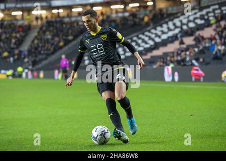 MILTON KEYNES, GBR. DIC 11TH. Oxford United's Nathan Holland durante la prima metà della partita della Sky Bet League 1 tra MK Dons e Oxford United allo Stadio MK di Milton Keynes sabato 11th dicembre 2021. (Credit: John Cripps | MI News) Credit: MI News & Sport /Alamy Live News Foto Stock