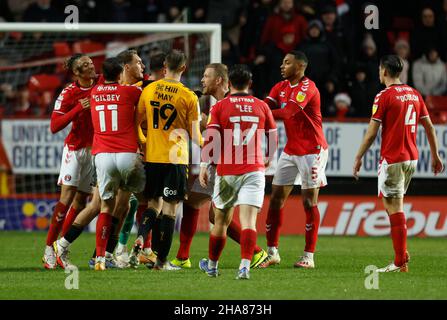 I giocatori di entrambi i tè si scontrano, il che si traduce in carte gialle da Jayden Stockley di Charlton Athletic e Paul Digby di Cambridge United, durante la partita della Sky Bet League One alla Valley, Londra. Data foto: Sabato 11 dicembre 2021. Foto Stock