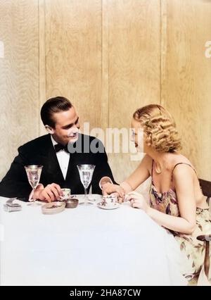 1930S COPPIA UOMO DONNA ABITO FORMALE TUXEDO SEDUTA TAVOLO ROMANTICO CENA ROMANTICA CALICE CRISTALLO DATA - D2278C HAR001 HARS LUSSO COPIA SPAZIO AMICIZIA MEZZA LUNGHEZZA PERSONE CRESCIUTE TUX FELICITÀ NUTRIMENTO CALICE ELEGANTE METÀ-ADULTO UOMO METÀ-ADULTO UOMO METÀ-ADULTO DONNA CAUCASICA ETNIA SERA INDOSSARE FORMALE HAR001 VECCHIO STILE Foto Stock