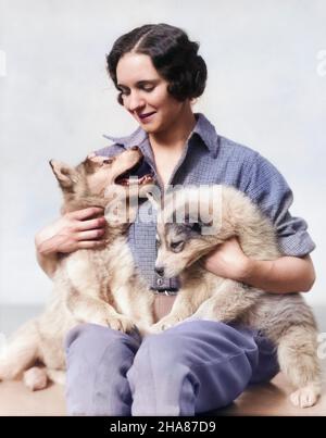 1920S 1930S DONNA SORRIDENTE CHE TIENE IN GIRO DUE CUCCIOLI DI CANE HUSKY - D3257C HAR001 HARS COPIA SPAZIO AMICIZIA MEZZA LUNGHEZZA SIGNORE PERSONE CARING ANIMALI ATLETICA GIRO BRUNETTE FELICITÀ MAMMIFERI CANINI CUCCIOLI SORRISI POOCH CONNESSIONE CONCETTUALE AMICHEVOLE GIOIOSO CANINO COCCOLATO ENERGICO HUSKY MAMMIFERO MEDIO-ADULTO METÀ-ADULTO DONNA PUP ETHERNESS CAUCASICA ETNIA HAR001 VECCHIO STILE Foto Stock