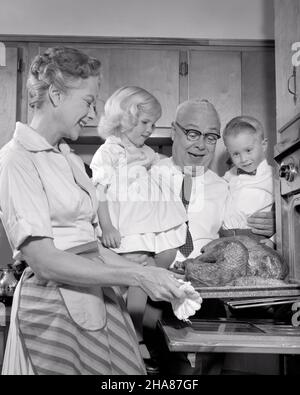 1960S NONNA CHE PRENDE LA TURCHIA DI VACANZA DAL FORNO DELLA PARETE COME NONNO E DUE NIPOTI GUARDANO - F11032 HAR001 HARS 4 ANZIANE NONNA VECCHIO TEMPO NOSTALGIA VECCHIA MODA GIOVANILE LAVORO DI SQUADRA NONNI NONNI FAMIGLIE GIOIA LIFESTYLE SODDISFAZIONE CELEBRAZIONE ANZIANE FEMMINE SPOSATE NONNO CONIUGE MARITI SALUBRITÀ HOME VITA STATI UNITI COPIARE SPAZIO METÀ LUNGHEZZA SIGNORE PERSONE STATI UNITI D'AMERICA MASCHI FIDUCIA UOMO ANZIANO AMERICANA NIPOTI ADULTO ANZIANO B&W PARTNER NORD AMERICA ANZIANO DONNA NORD AMERICA FELICITÀ ANZIANO VECCHIAIA OLDSTER ED ECCITAZIONE BASSO ANGOLO Foto Stock