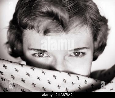 1950S OCCHI DI RAGAZZA TEENAGE PEEKING SU STAMPA TESSUTO GUARDANDO LA MACCHINA FOTOGRAFICA - G2060 CLE003 HARS MISTERIOSO STILE DI VITA DONNE HIDING STUDIO SHOT HOME VITA COPIA SPAZIO SIGNORE PERSONE ADOLESCENTI RAGAZZA PAURA ESPRESSIONI B&W OCCHIO CONTATTO VISIONE ANSIA AVVENTURA ANSIOSO NASCONDI L'ECCITAZIONE SPYING CONCETTUALE MINACCIATO PAUROSO NASCOSTO TEENAGED UNEASY SECRECY COY GIOVANI NERO E BIANCO ETNIA CAUCASICA MISTICA VECCHIO STILE Foto Stock