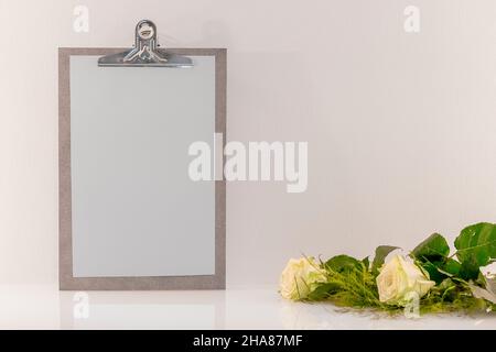 Appunti in legno con spazio vuoto per loghi, iscrizione pubblicitaria. Foto Stock