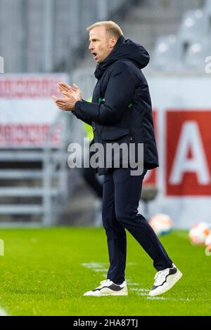 11 dicembre 2021, Baden-Wuerttemberg, Friburgo in Brisgovia: Calcio: Bundesliga, SC Friburgo - TSG 1899 Hoffenheim, Matchday 15, Europa-Park Stadion. L'allenatore di Hoffenheim Sebastian Hoeneß reagisce sulla linea di contatto. Foto: Tom Weller/dpa - NOTA IMPORTANTE: In conformità con le norme della DFL Deutsche Fußball Liga e/o della DFB Deutscher Fußball-Bund, è vietato utilizzare o utilizzare fotografie scattate nello stadio e/o della partita sotto forma di immagini di sequenza e/o serie di foto video-simili. Foto Stock