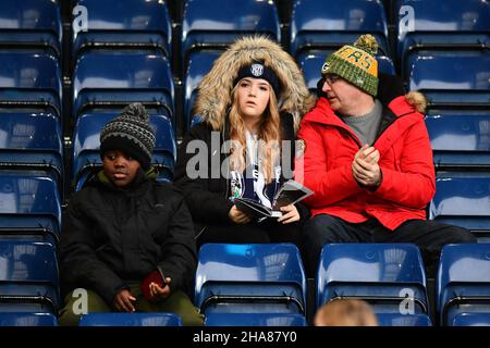 West Bromwich, Regno Unito. 11th Dic 2021. I fan di West Bromwich Albion prima della partita dell'EFL Sky Bet Championship tra West Bromwich Albion e Reading al The Hawthorns, West Bromwich, Inghilterra, il 11 dicembre 2021. Foto di Scott Boulton. Solo per uso editoriale, licenza richiesta per uso commerciale. Nessun utilizzo nelle scommesse, nei giochi o nelle pubblicazioni di un singolo club/campionato/giocatore. Credit: UK Sports Pics Ltd/Alamy Live News Foto Stock