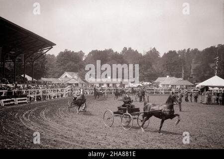 1920S 1926 HACKNEY CORSA CARROZZA EVENTO AL DEVON CAVALLO MOSTRA DEVON PENNSYLVANIA STATI UNITI - H1107 HAR001 HARS COOPERAZIONE MAMMIFERO NERO E BIANCO CARROZZE HAR001 HIGH STEPPING VECCHIO STILE Foto Stock