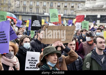 Dimostrazione del nuovo partito politico “un fronte popolare ecologico” che milita per una candidatura unica a sinistra, per bloccare l’estrema destra e sensibilizzare l’opinione pubblica sull’emergenza climatica e sociale, in Place de la Republic, Parigi, Francia, il 11 dicembre 2021. Foto di Patrice Pierrot/ABACAPRESS.COM Foto Stock