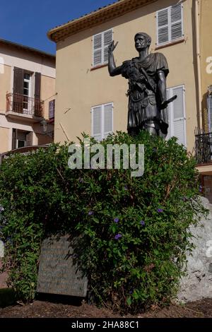 Statua del generale romano Gnaeus Julius agricola, di Jean-Marie Luccerini , Frejús, dipartimento del Var, regione Provenza-Alpi-Côte Costa Azzurra, Francia Foto Stock