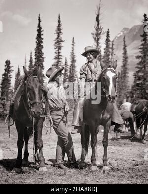 1920S 1930S UOMO PIÙ ANZIANO RANCH MANO COWBOY IN PIEDI A CAVALLO PARLANDO CON LA GIOVANE DONNA MONTATA COWGIRL A CAVALLO AL BEST WESTERN DUDE RANCH - H4008 HAR001 HARS BELLEZZA VECCHIO TEMPO NOSTALGIA VECCHIA MODA 1 COMUNICAZIONE GIOVANI CAVALLI ADULTI EQUILIBRIO MONTANA LAVORO DI SQUADRA VACANZA FELICE GIOIA LIFESTYLE CELEBRAZIONE FEMMINE LAVORI RURALI STATI UNITI COPIARE SPAZIO FULL-LENGTH SIGNORE PERSONE ISPIRAZIONE SELLA STATI UNITI D'AMERICA MASCHI BEST WESTERN CONFIDENCE MEDIO-AGED B&W NORD AMERICA UOMO DI MEZZA ETÀ NORTH AMERICAN TIME OFF SKILL OCCUPATION SKILLS MAMMIFERI ALLEGRO DIVERTIMENTO AVVENTURA CONOSCENZA DEL VIAGGIO DI FUGA DEL SERVIZIO CLIENTI Foto Stock