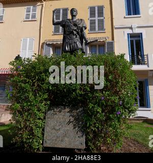 Statua del generale romano Gnaeus Julius agricola, di Jean-Marie Luccerini , Frejús, dipartimento del Var, regione Provenza-Alpi-Côte Costa Azzurra, Francia Foto Stock